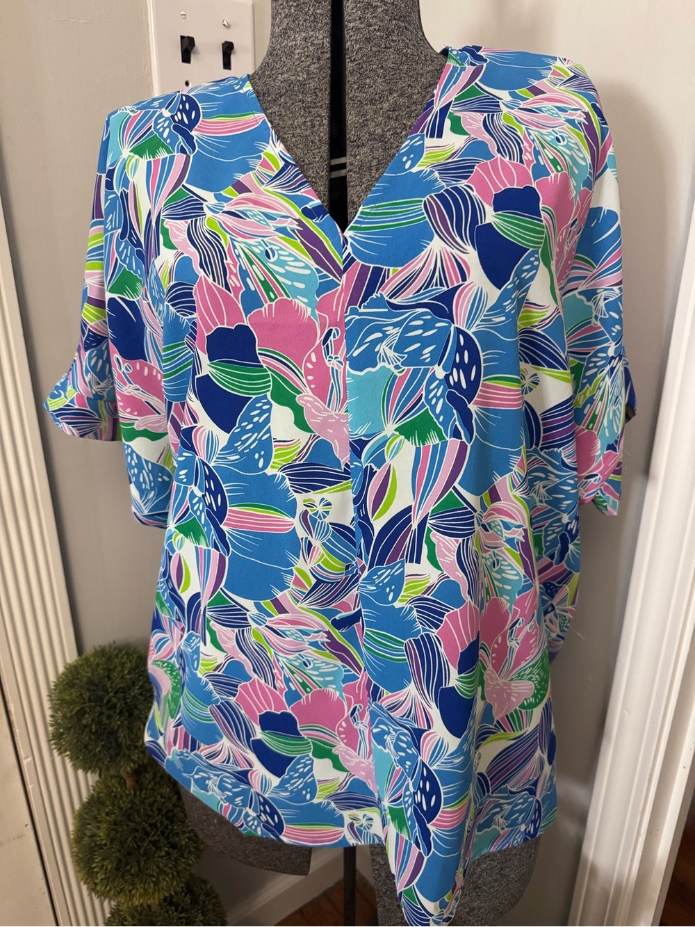 Women’s Jodifl Vibrant Blue Floral V-Neck Women’s Top Small